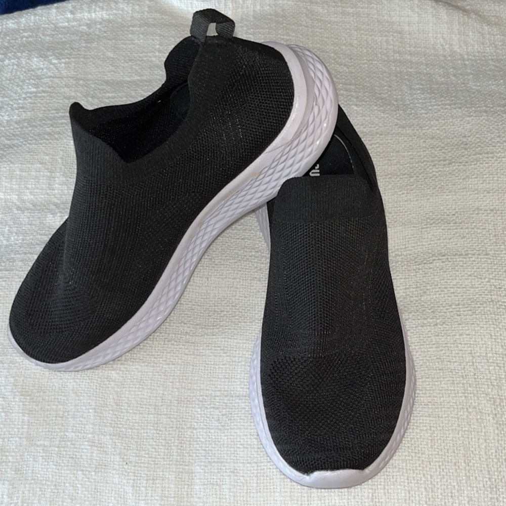 Cushionaire memory foam black sneakers - 8.5